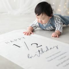 6ヶ月の男の子が興味をもってうつ伏せをしている写真