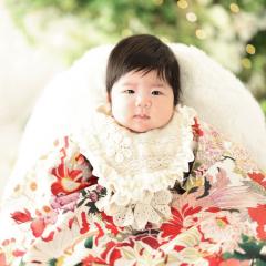 赤ちゃんが着物を着ている写真