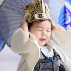 男の子が布の兜をかぶっている写真