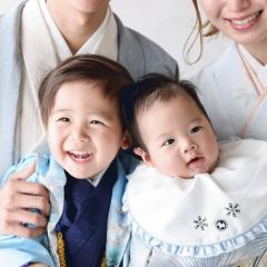 男の子のきょうだいが笑っている写真