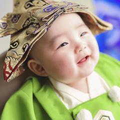 端午の節句で兜をかぶっている写真
