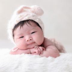 赤ちゃんがうつ伏せしている写真