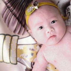 赤ちゃんが寝転がっている写真