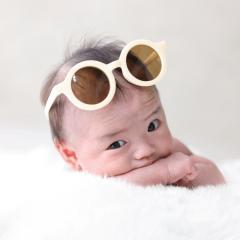 サングラスかけた赤ちゃん