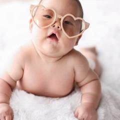 ハートのサングラスをかけた赤ちゃん