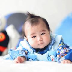 着物で腹ばいしている赤ちゃん
