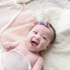 赤ちゃんが笑っている写真