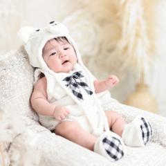 しろくまのきぐるみを着ている赤ちゃん