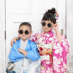 サングラスをかけた姉と弟の写真