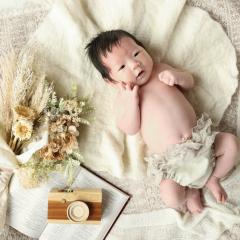 寝転んでいる赤ちゃん