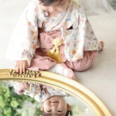 鏡を見て笑っている赤ちゃん