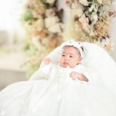 セレモニードレスを着た赤ちゃん