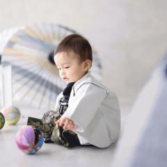 着物を着て鞠で遊ぶ赤ちゃん