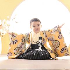 手を広げて座る男の子