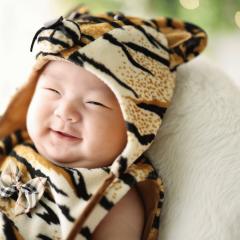 とらの帽子をかぶった赤ちゃん