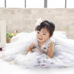 ドレスを着て座る女の子