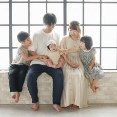 私服で楽しそうにしている家族