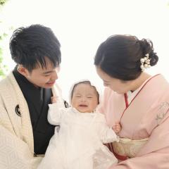 泣いている赤ちゃんとその両親