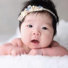 赤ちゃんがうつぶせている写真