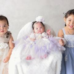 ドレスを着た三姉妹の写真