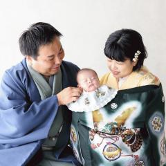 寝ている赤ちゃんを見守る親