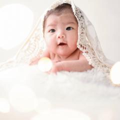 嬉しそうな赤ちゃんの写真