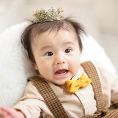 びっくりしたような表情の赤ちゃん
