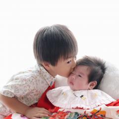 妹にキスをする兄の写真