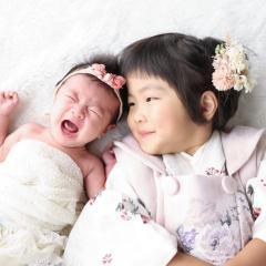 泣いてる赤ちゃんを見守る姉