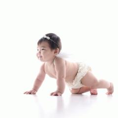 嬉しそうにハイハイする赤ちゃん