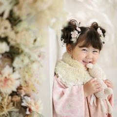 着物を着て笑う３歳
