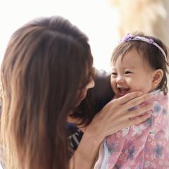 ママと笑う１歳の女の子