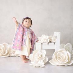 手をあげて嬉しそうな１歳の写真