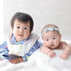 きょうだいでうつぶせている写真