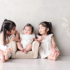 お揃いの服を着た三姉妹の写真