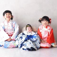 着物を着たきょうだいの写真