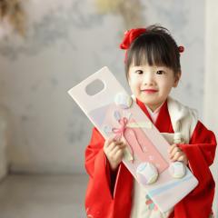 千歳飴をもっている女の子の写真