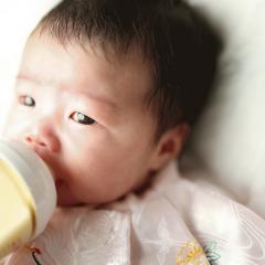 ミルクを飲む赤ちゃんの写真