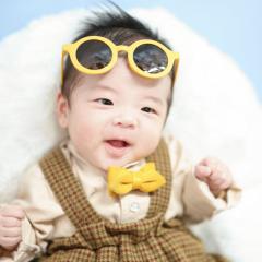 サングラスをのせた赤ちゃんの写真