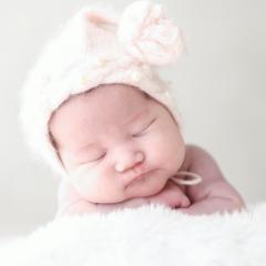 うつ伏せで寝ている赤ちゃんの写真