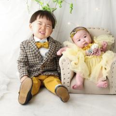 黄色いコーディネートのきょうだいの写真