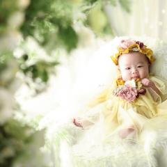 黄色いドレスを着た赤ちゃんの写真