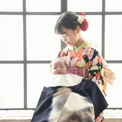 赤ちゃんんを抱っこする姉の写真