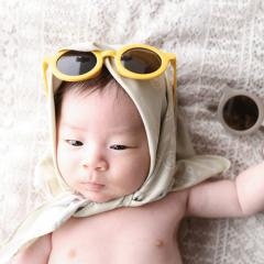 スカーフをまいた赤ちゃんの写真