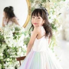 ドレスを着て振り返っている写真
