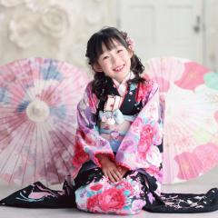着物で正座している写真