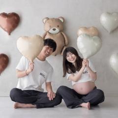 風船にかこまれた夫婦のマタニティ写真