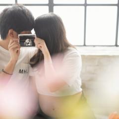 エコー写真をもった夫婦の写真