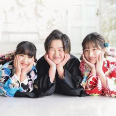 きょうだいが着物で寝転んでいる写真