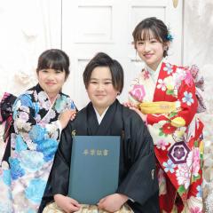 卒業証書をもったきょうだいの写真